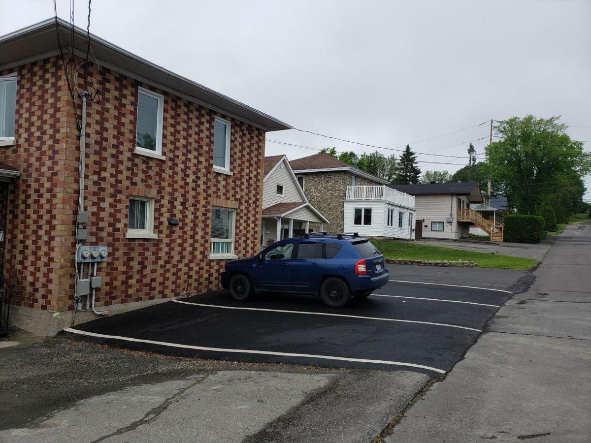 Quiet Cozy Apartment Next To Highway Wifi+Netflix Edmundston Exterior foto
